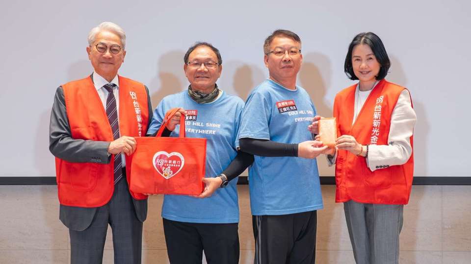 台新新光金控助雲林信義育幼院童圓夢 董座吳東亮親收院童溫馨獻上《感謝你的愛》