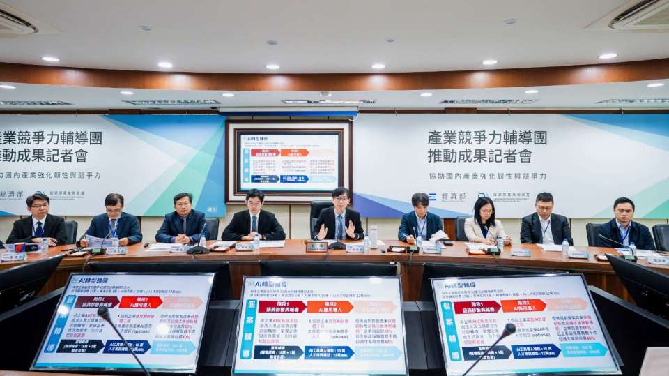 AI輔導團交成績單！從螺帽廠到早餐店逾9千家導入 拚2028年產值500億
