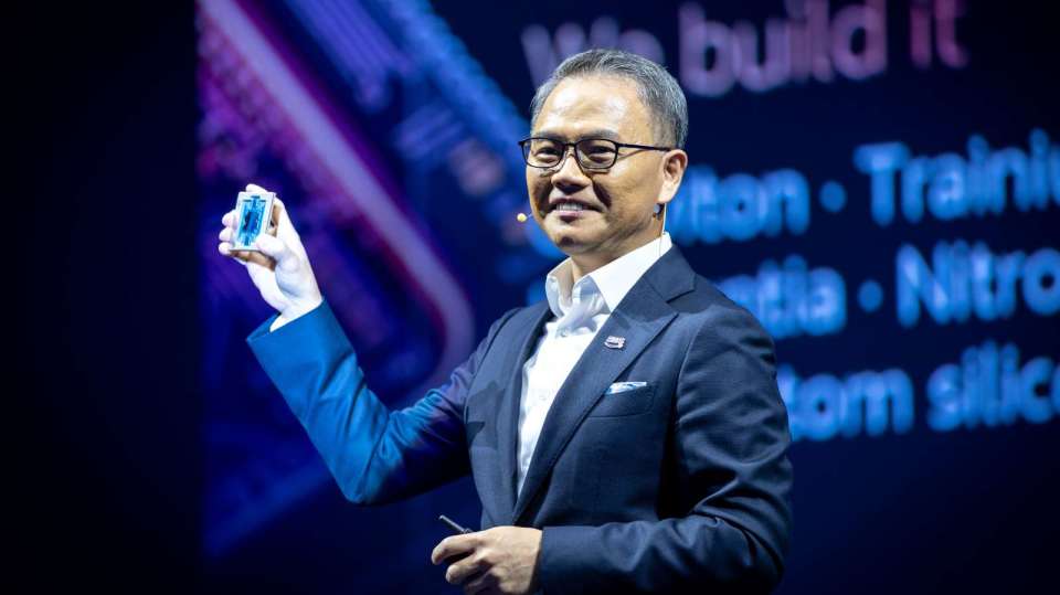 〈AWS台灣高峰會〉王定愷：AI Agent的企業四大AI策略 首先要「找到金礦再買鏟子」