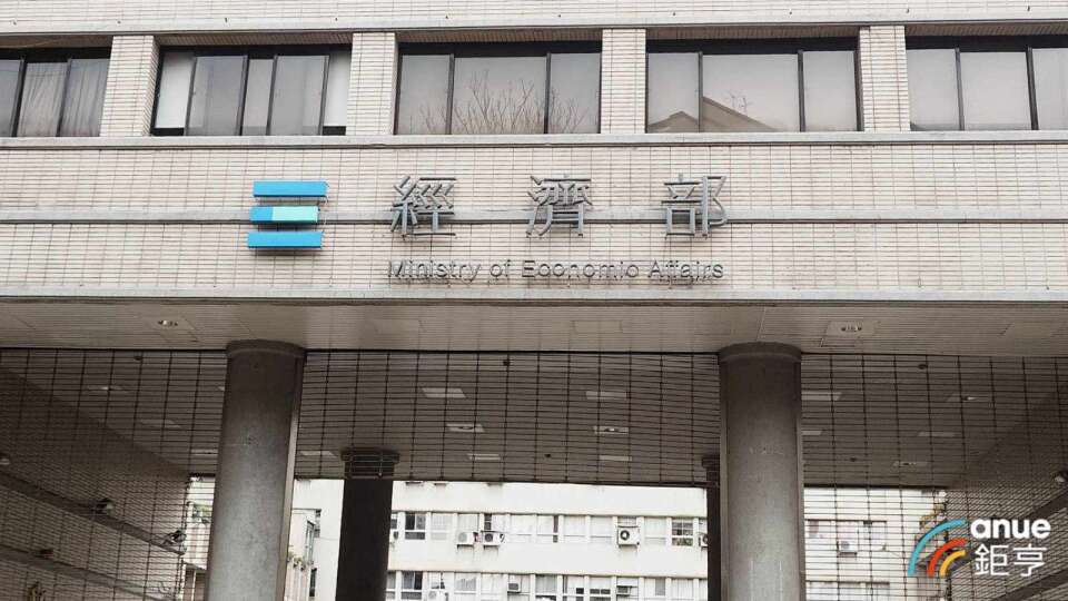 美擬對多晶矽徵15%關稅恐衝擊太陽能 產發署緊急回應：不含半導體晶片
